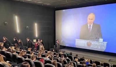 Полицейские и спасатели дежурят в кинотеатре Уфы во время показа послания Путина
